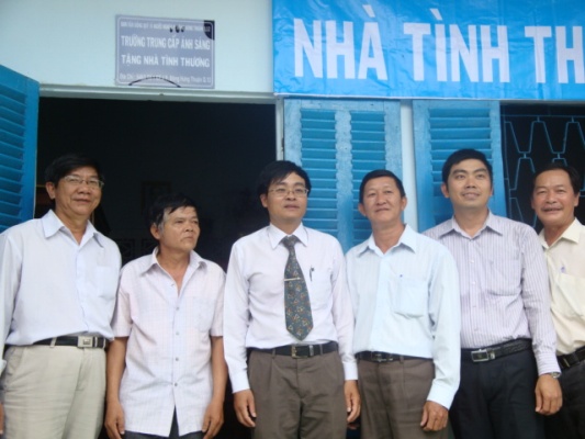Trường Trung cấp Bách Khoa Tp.HCM trao nhà tình thương cho hộ nghèo